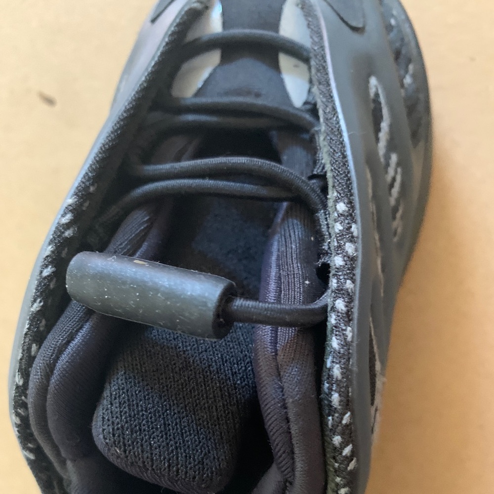 Yeezy 700 v3 Christmas sale low price